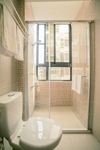 嘉义市嘉宫旅社的一间带卫生间和玻璃淋浴间的浴室