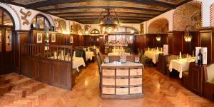 丁克尔斯比尔杜特斯彻斯豪斯酒店的一间设有白色桌子和吊灯的用餐室