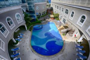 沙迦沙迦普瑞米尔度假酒店的大楼游泳池的顶部景色