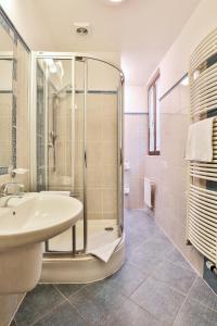 布拉格普拉哈阿卡达酒店的带淋浴和盥洗盆的浴室