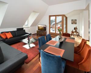 萨尔茨堡仙境公寓的客厅配有黑桌和蓝色椅子