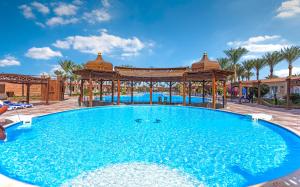 夏威夷水上花园度假酒店 - 仅限家庭和夫妇内部或周边的泳池