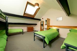 巴特米尔巴特米尔国际青年旅舍的客房设有两张双层床和一扇窗户。
