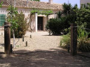 比利亚罗夫莱多Casa Rural La Navarra的院子前有门的房子