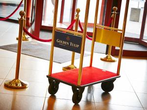 岩尼维利昂内维尔金色郁金香酒店的带有标志的红色和黄色物体的显示