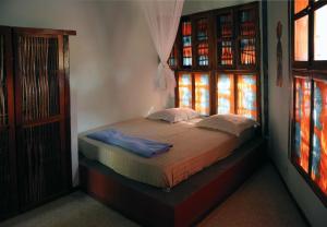 斯基灵角弗罗马格尔山林小屋的一张小床,位于带两个窗户的房间