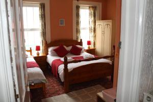 彭布罗克中门酒店的一间卧室设有两张床和两个窗户。