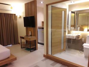 南芭堤雅W14芭堤雅酒店的酒店客房设有带淋浴的浴室和电视。