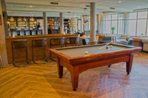 德科赫Landgoed Hotel Tatenhove Texel的带酒吧的客房内的台球桌
