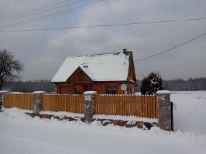 NarewkaU Witalisa的雪中带围栏的木屋
