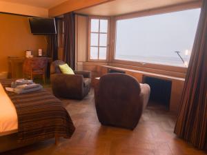 德帕内埃斯卡尔别墅酒店的酒店客房带床、椅子和窗户