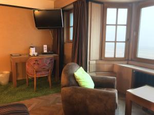 德帕内埃斯卡尔别墅酒店的酒店客房设有椅子、书桌和电视。