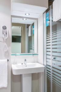 马德里顶点酒店的一间带水槽和镜子的浴室