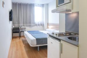 马德里顶点酒店的酒店客房设有床、水槽和厨房