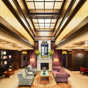 纽约格林威治村沃克酒店的带沙发和壁炉的大型客厅
