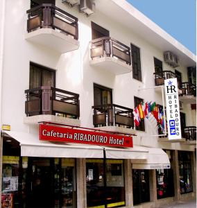 阿利若Hotel Ribadouro的一座标有酒店标志的建筑