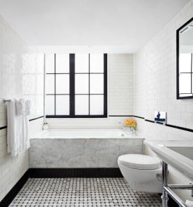 纽约格林威治村沃克酒店的白色的浴室设有浴缸和卫生间。