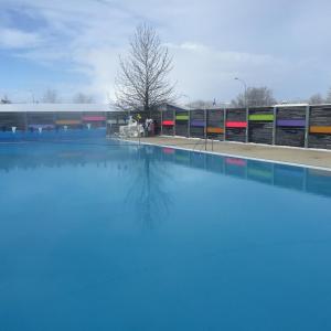 海拉里弗赛德欢迎旅馆的大楼前的蓝色海水大型游泳池