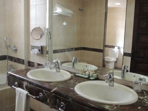 萨莫拉萨莫拉旅馆的浴室设有2个水槽和镜子
