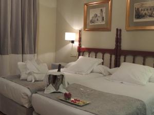萨莫拉萨莫拉旅馆的酒店客房设有两张床和一盘食物