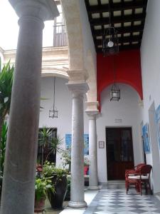 圣玛丽亚港卡萨得瑞多酒店的大堂设有柱子,大楼为红白色