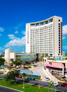 坎昆Krystal Urban Cancun & Beach Club的前面有一条街道的白色大建筑