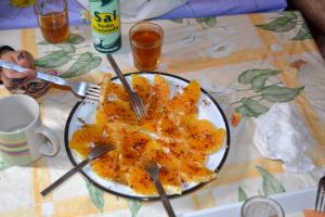 IfouloGite Ifoulou Tassaout的桌上一盘食物,上面有一盘食物