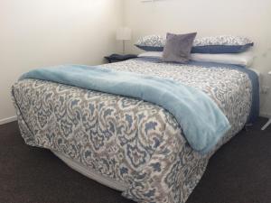 LeighLeigh Central的床上有蓝色毯子