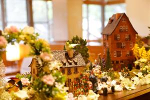 神户小鸟有马温泉日式旅馆的花房桌子上的房屋模型