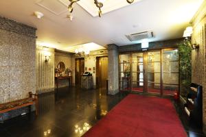 富川市富川SR酒店的楼房里铺着红地毯的走廊