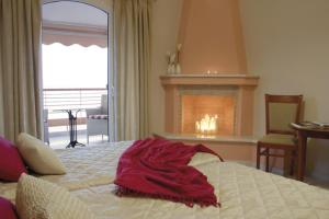 卢特拉艾季普苏海上客房&别墅公寓式酒店的壁炉间床上的红毯