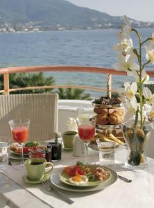 卢特拉艾季普苏海上客房&别墅公寓式酒店的餐桌,带食物盘和酒杯