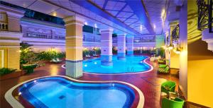胡志明市舍伍德公寓式酒店的一座带泳池导管的大型游泳池