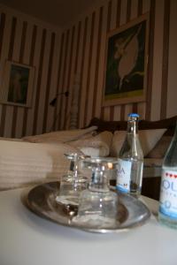 Simlångsdalen陶尔霍等别墅酒店的浴室设有水槽和桌子上的2瓶水