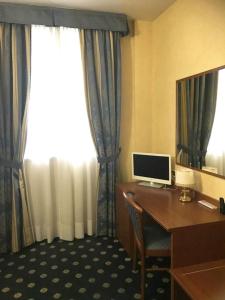 蒙卡列里雷高尔夫酒店的酒店客房设有一张书桌和一台电脑