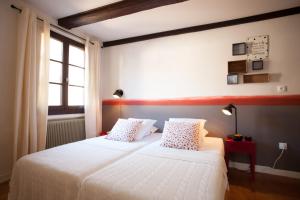 凯泽贝尔Gîte L'Atelier的一间卧室设有两张床和窗户。