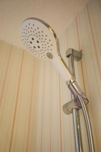 瓦尔梅尼耶莱吉尔酒店的淋浴头顶的淋浴