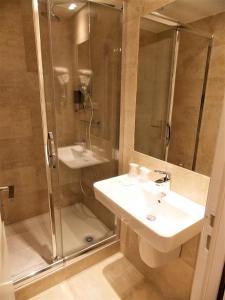 巴蒂尼奥勒埃克塞尔西奥酒店的一间浴室