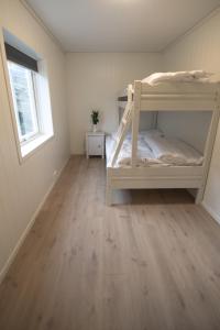 洛夫特胡斯Lofthus Camping的一间卧室设有两张双层床,铺有木地板。