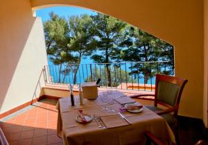 Mercure Argentario Hotel Filippo II餐厅或其他用餐的地方