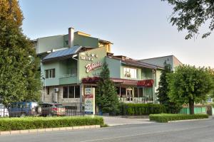 加布罗沃Family Hotel Gabrovo的街道边有餐厅