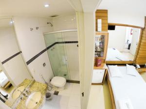 里约热内卢Hotel Hostal (Adults Only)的带淋浴、盥洗盆和卫生间的浴室