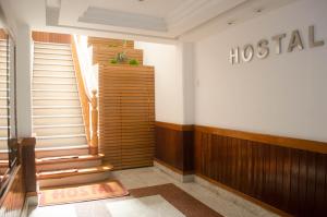 里约热内卢Hotel Hostal (Adults Only)的医院大厅,有楼梯,墙上有医院标志