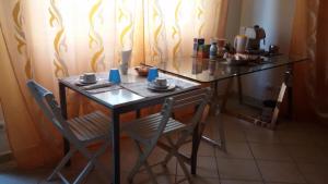 维亚雷焦伊尔米尔托酒店的桌子,两把椅子,桌子,杯子