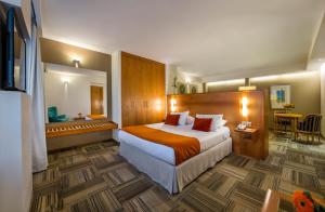 维纳德马最佳西方雷伊码头酒店的酒店客房配有一张床铺和一张桌子。