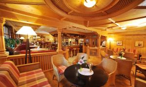 图克斯吉尔奇乐温暖酒店的一间带桌椅的餐厅和酒吧