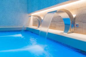 巴塞罗那佩雷四世萨勒酒店的游泳池设有两个水水龙头