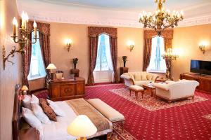 热莱胡夫热莱胡夫宫温泉疗养酒店的一间带大床的卧室和一间客厅