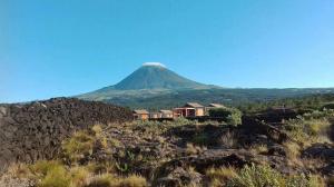 LajidoParaíso do Triângulo的山丘上的房子,背景是山