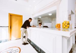 塞维利亚Basic Hotel Doña Manuela的站在厨房柜台上的一个男人
